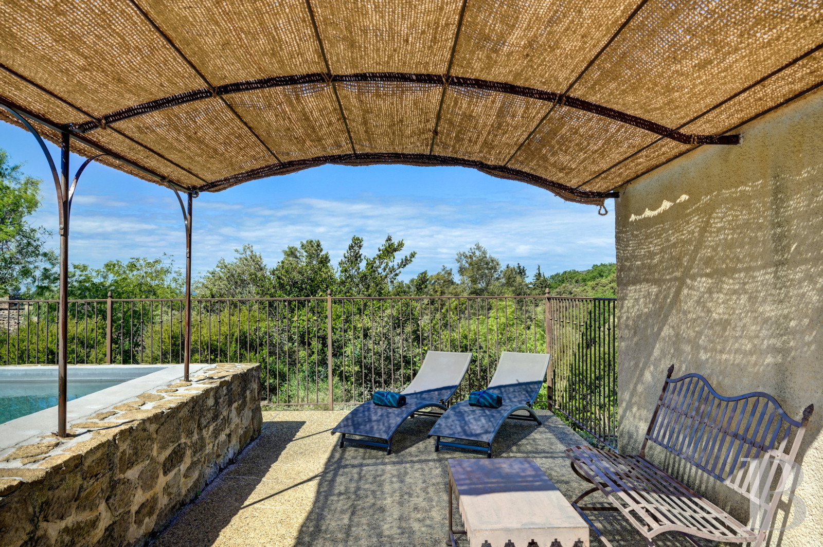 Dans le Vaucluse, aux environs de Beaumes-de-Venise,  une ancienne ferme du 18e siècle bordée de vignes - photo  n°35
